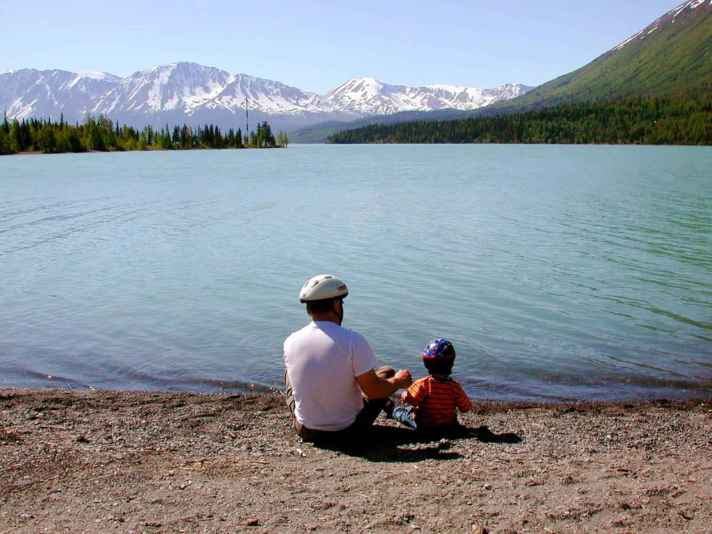 Fathers_day_father_with_kid_on_lake